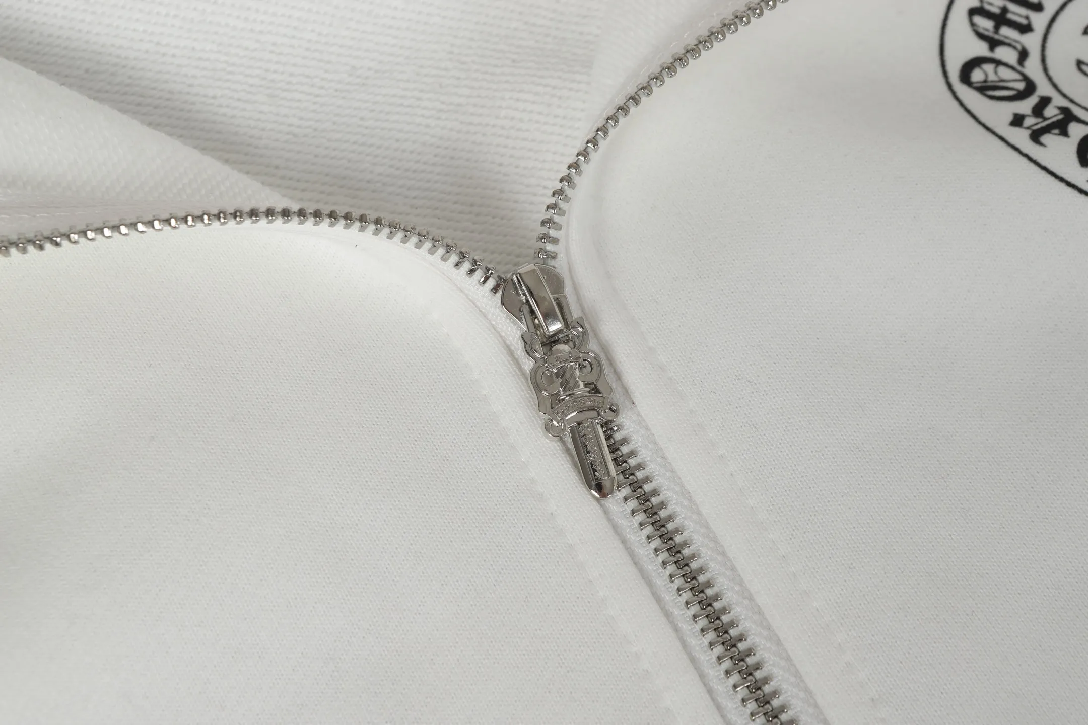 P240 Cross-border model, please do not place an order if you are pursuing quality -Chrome Hearts/Chrome Hearts 25ss Hong Kong Limited Scroll Horseshoe Print Zipper Sweater Cardigan Jacket -High weight, high density and high quality. The wool is soft, delicate and skin-friendly. It feels soft and silky. It has excellent warmth and skin-friendly properties. -Size: S M L XL